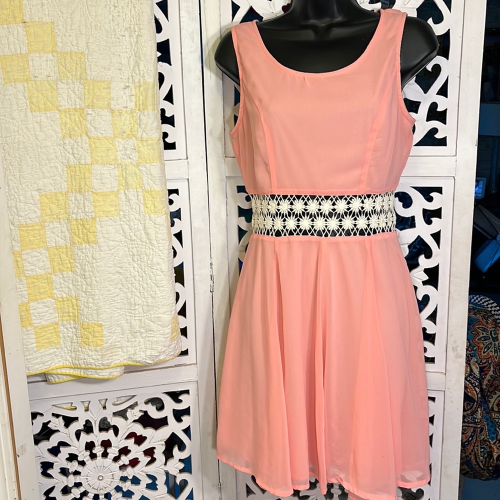 Alythea- super flirty summer dress! Size medium